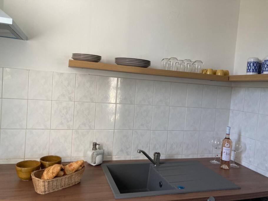 Cozy With Balcony And Free Parking Apartment